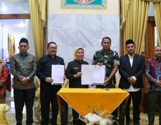 Bupati Tatu Serahkan NPHD untuk PSU Pilkada Serang 2024