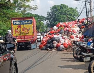 Sampah Menggunung di Depan Pasar Cimanggis, Warga Desak Pemkot Tangsel Bertindak Tegas