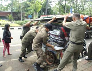 Satpol PP Tangerang Tertibkan PKL di Alun-Alun Ahmad Yani