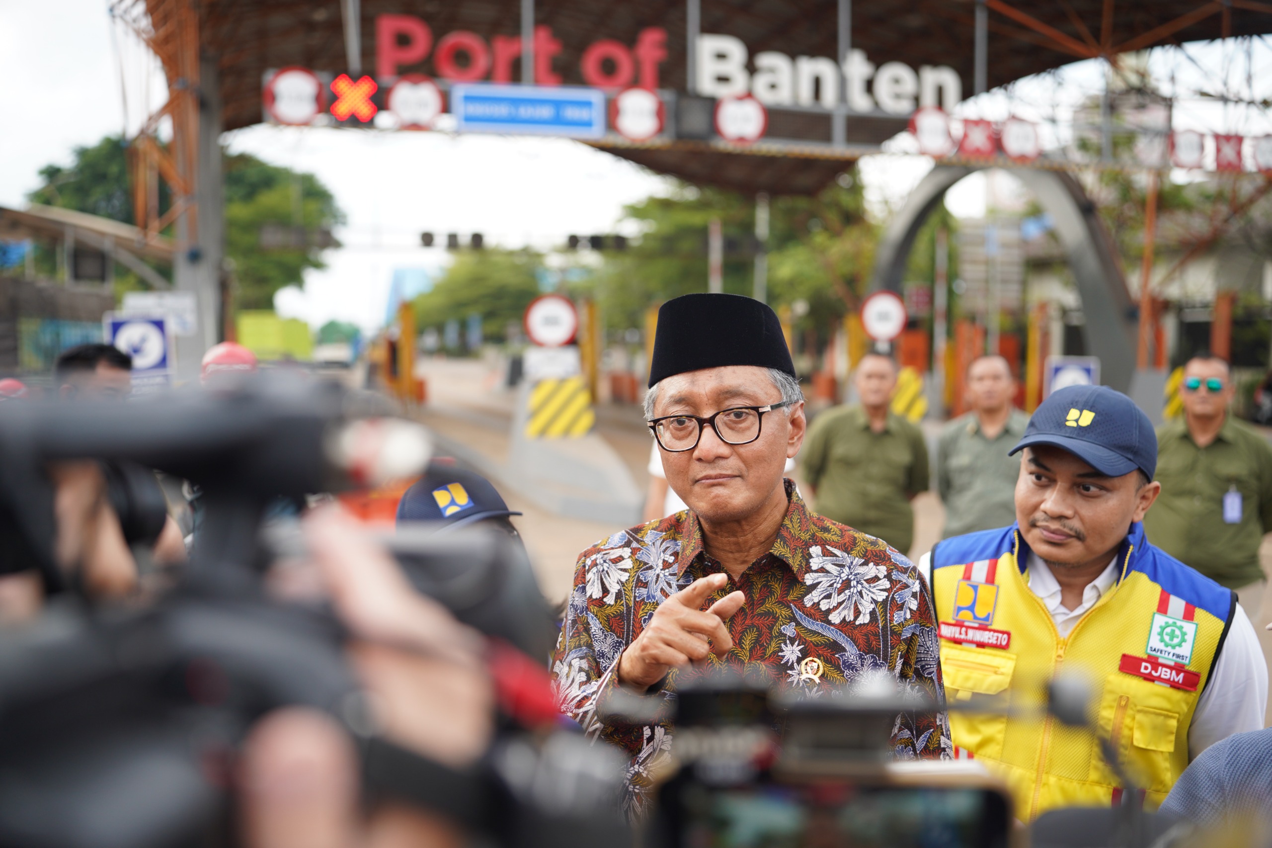 menteri pu saat di pelabuhan banten