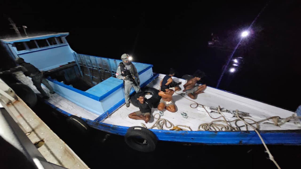 Perompakan terhadap kapal tugboat Kingston 818 dan tongkang Asiabay 106 di perairan Kalimantan Timur.