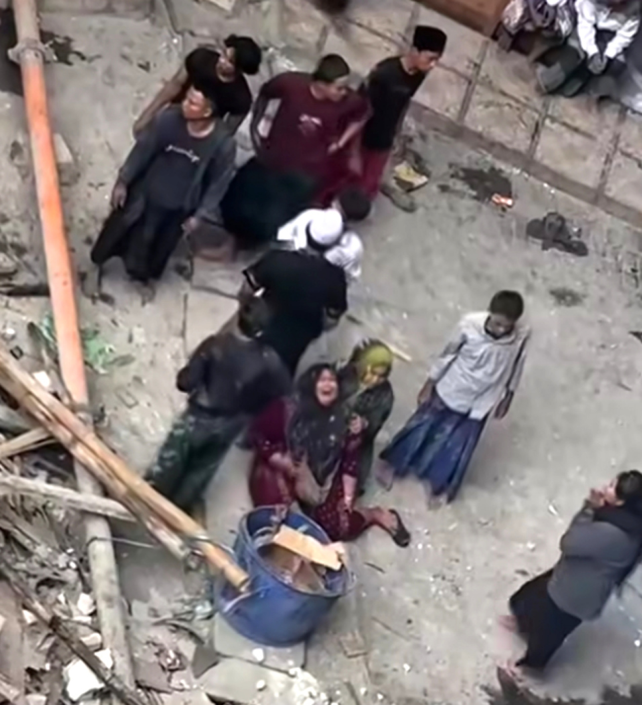 Tim penyelamat mendeteksi adanya indikasi enam santri masih hidup di balik reruntuhan. Foto ist