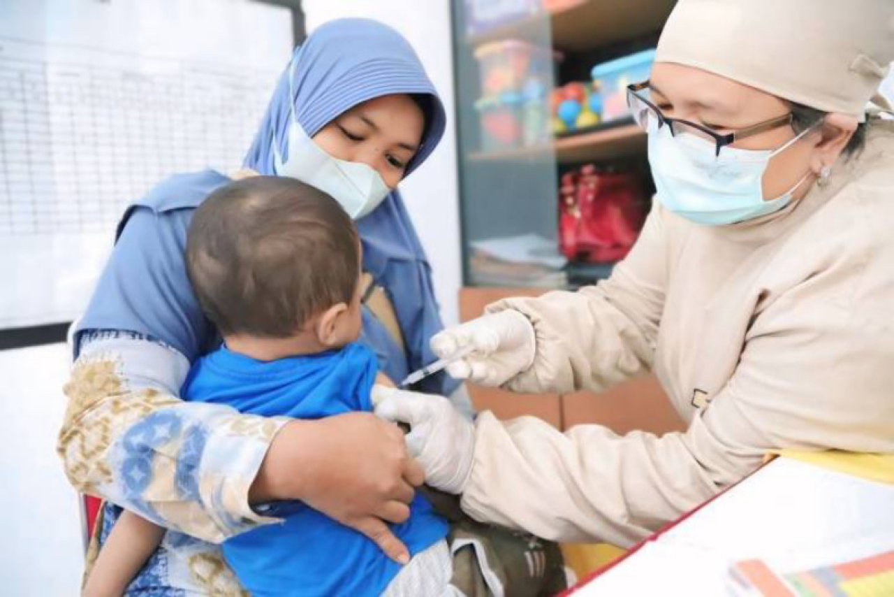 Penularannya dapat terjadi sangat cepat melalui percikan udara dari batuk atau bersin penderita.