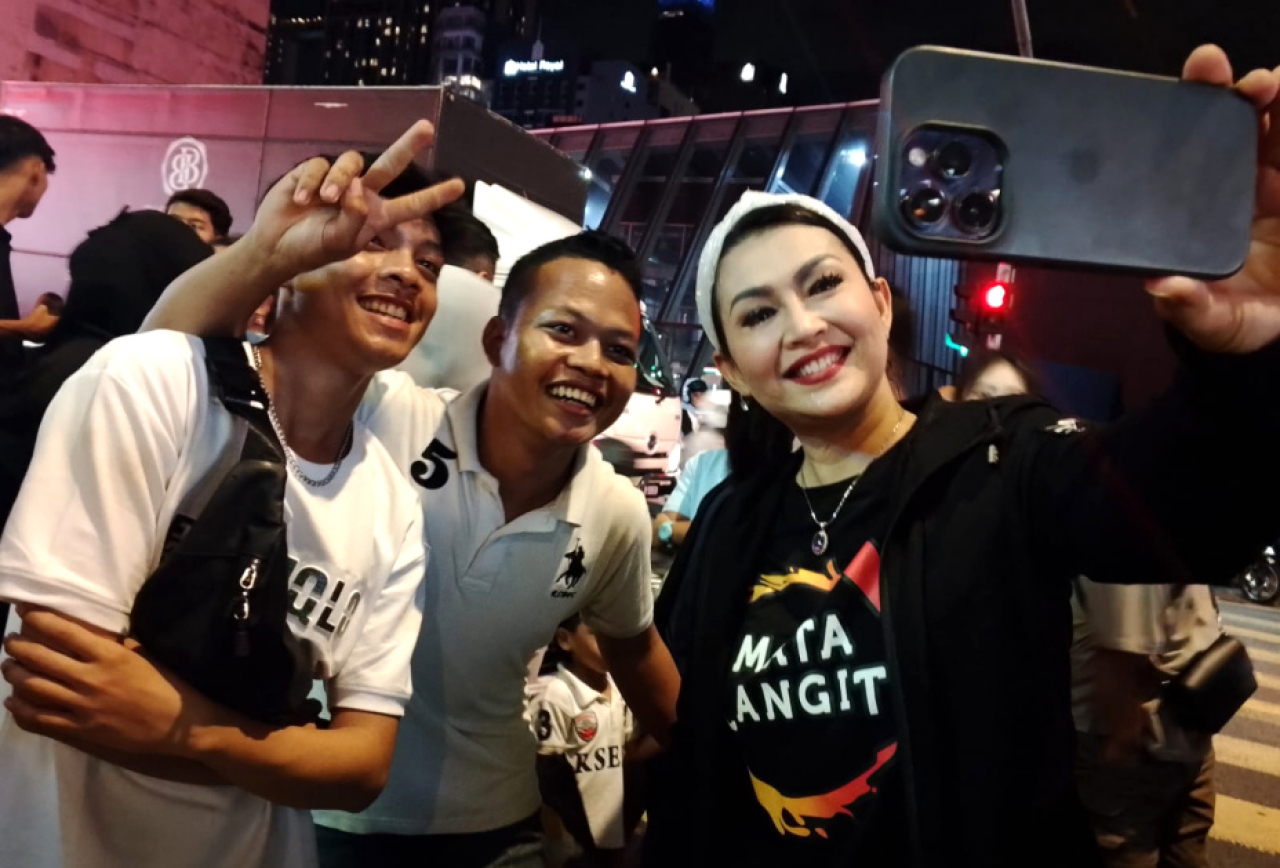 Ratna memiliki penggemar lintas negara yang mengikuti karya-karyanya.