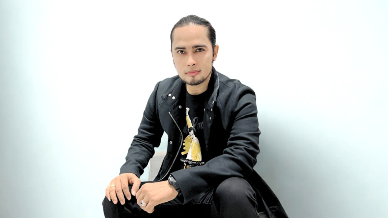 Alf Tatale dikenal publik sejak tampil di Indonesian Idol 2005 dan kemudian masuk tiga besar The Voice Indonesia 2013