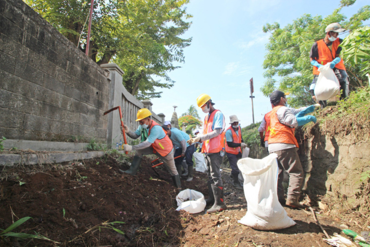 Penumpukan sampah dan penyempitan alur berdampak pada aktivitas nelayan dan warga.