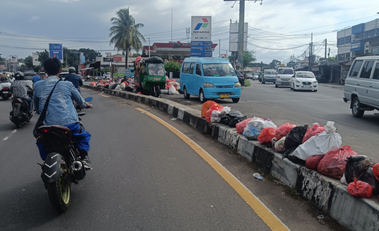 Warga mempertanyakan kejelasan dokumen Analisis Mengenai Dampak Lingkungan (Amdal) yang menjadi dasar setiap kerja sama pengelolaan sampah lintas daerah.