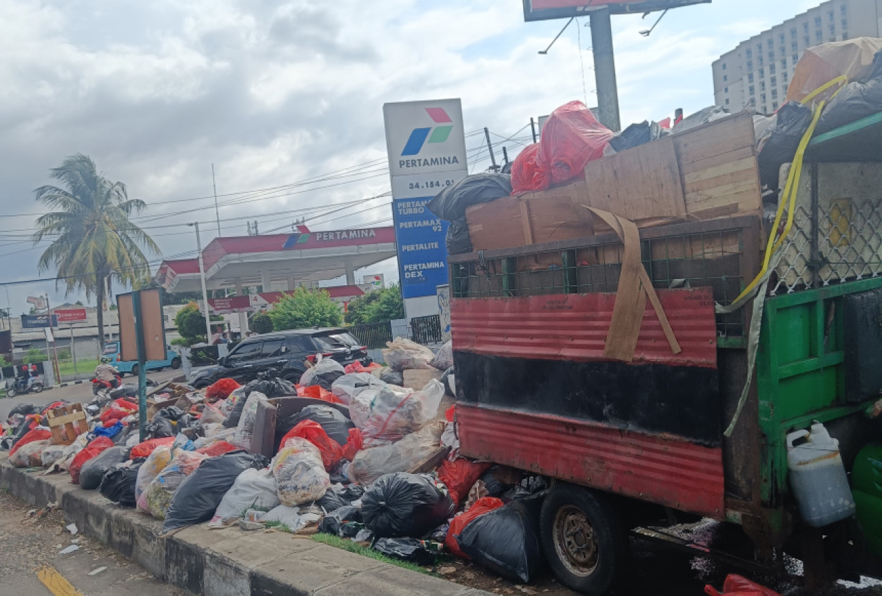 Sebanyak 200 ton sampah per hari kini dialihkan ke Cileungsi, Kabupaten Bogor, dengan ongkos mencapai Rp 90 juta setiap hari.
