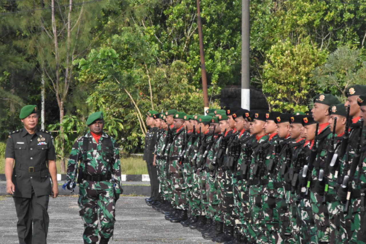 Upacara tersebut dipimpin oleh Kepala Staf Kodim (Kasdim) 1710/Mimika, Mayor Inf Abdul Munir, yang bertindak sebagai inspektur upacara.