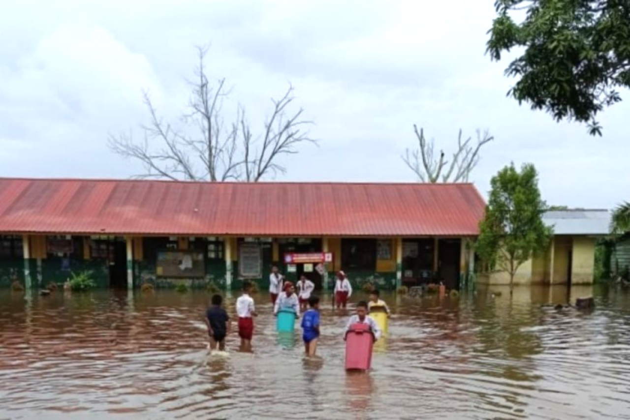 Sekolah-sekolah yang berada di zona rawan banjir tetap beroperasi bertahun-tahun tanpa solusi permanen. Foto ilustrasi/ media center Riau.go.id