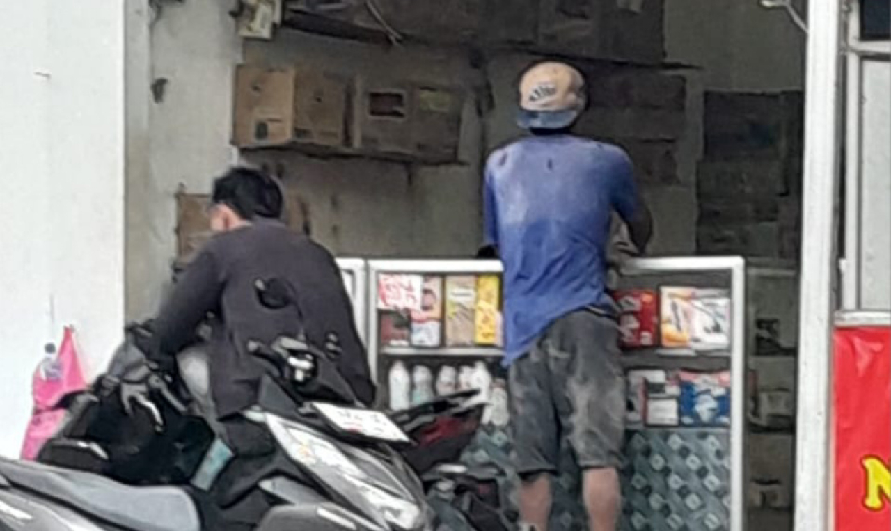Warga membeli tramadol. Meski sudah berulang kali dirazia dan bahkan sempat ditutup, kios tersebut kembali buka seolah kebal hukum. Foto ist