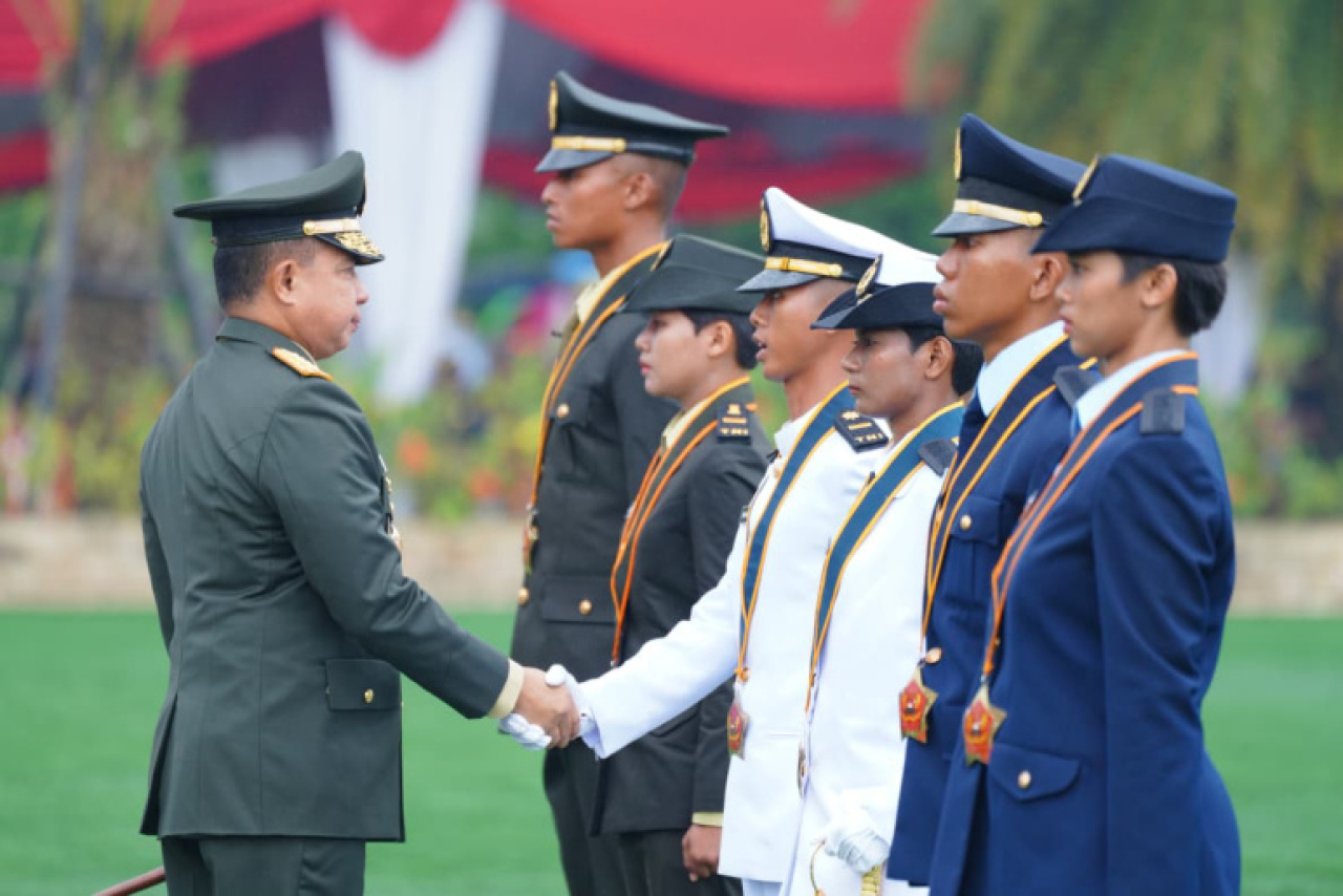 Tantangan ke depan semakin kompleks. TNI harus terus mengembangkan diri agar mampu menyesuaikan dengan perkembangan situasi dunia.