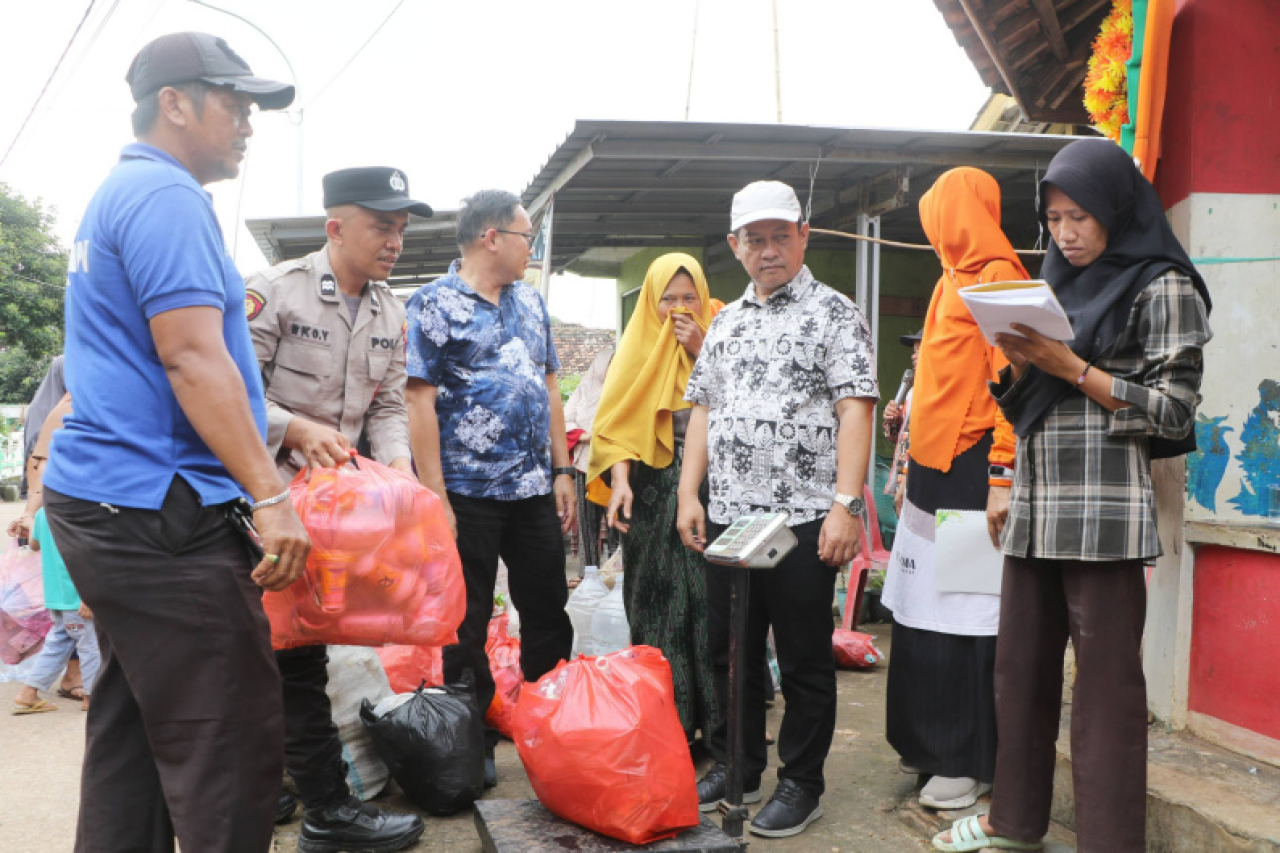 Program bank sampah diharapkan mampu mengurangi beban sampah Kabupaten Serang sekaligus membangun kesadaran lingkungan berbasis desa.