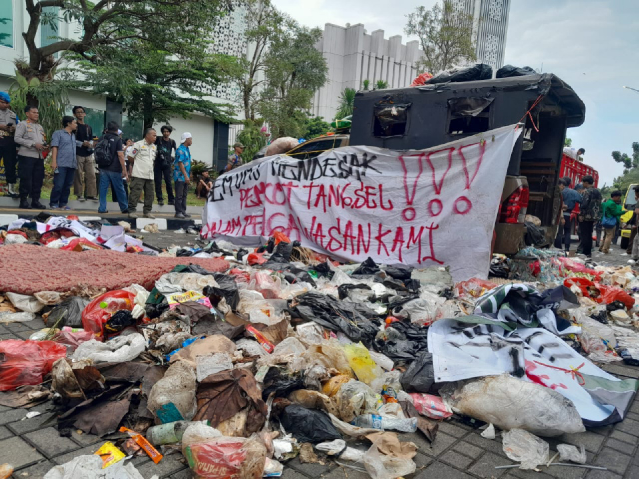 Dalam orasi lantang, mereka menuding Pemerintah Kota Tangsel menormalisasi krisis sampah tanpa solusi nyata. Foto HB