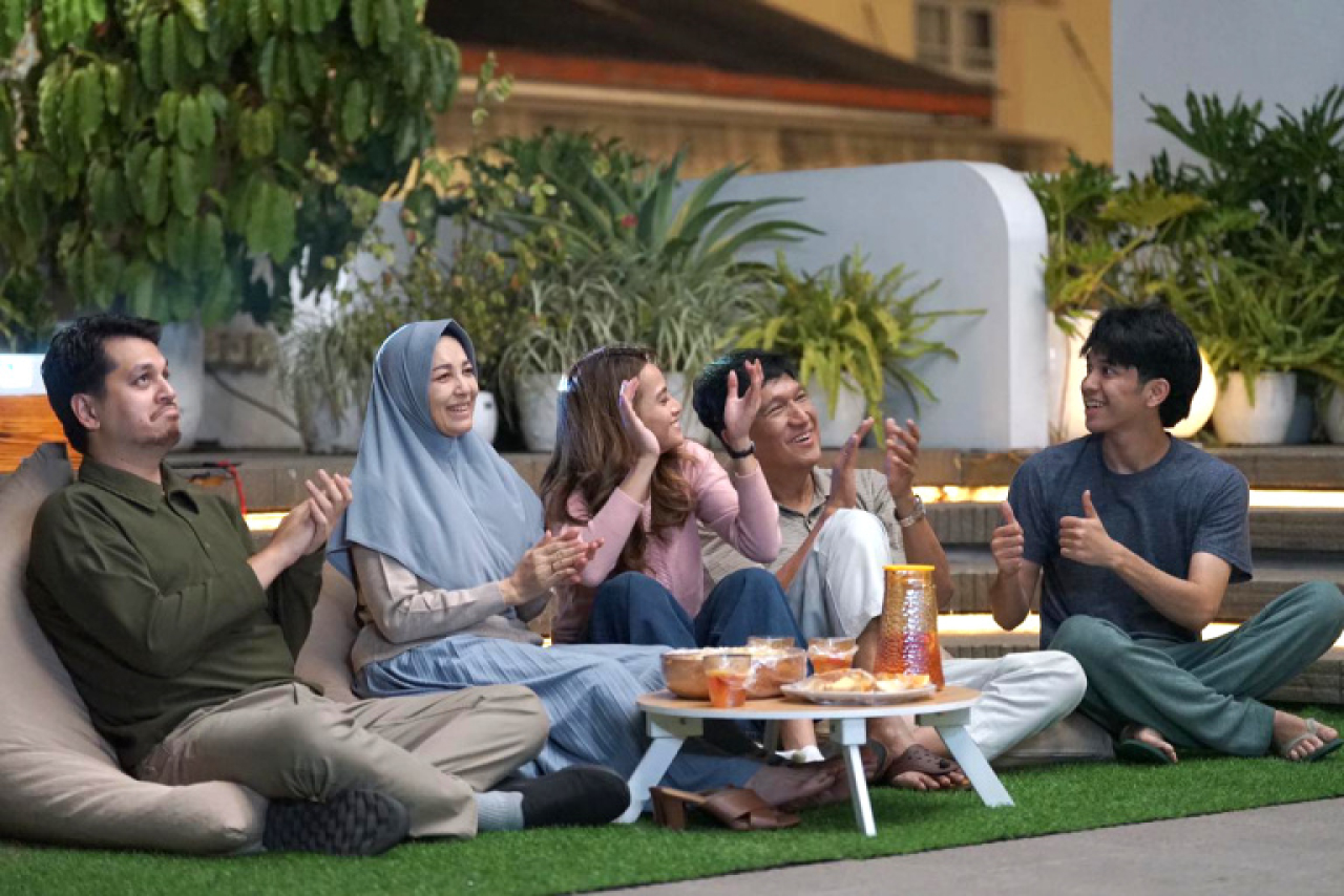 Diadaptasi dari novel best-seller karya Dono Indarto dan Zora Vidyanata, film ini diperkuat penampilan Meriam Bellina, Ikang Fawzi, Kevin Julio, hingga Asri Welas. Foto ist