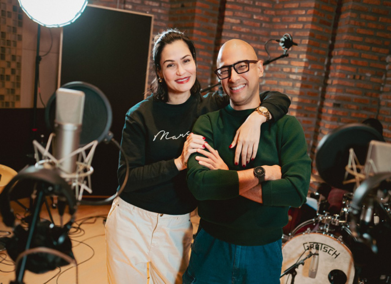 Direkam dengan aransemen minimalis, dua suara yang dipertemukan dalam lagu ini terasa matang dan apa adanya.