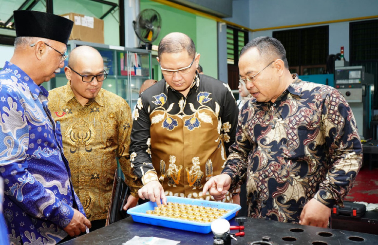 Kemitraan industri dan pendidikan menjadi kunci menciptakan lulusan yang relevan dan siap kerja.