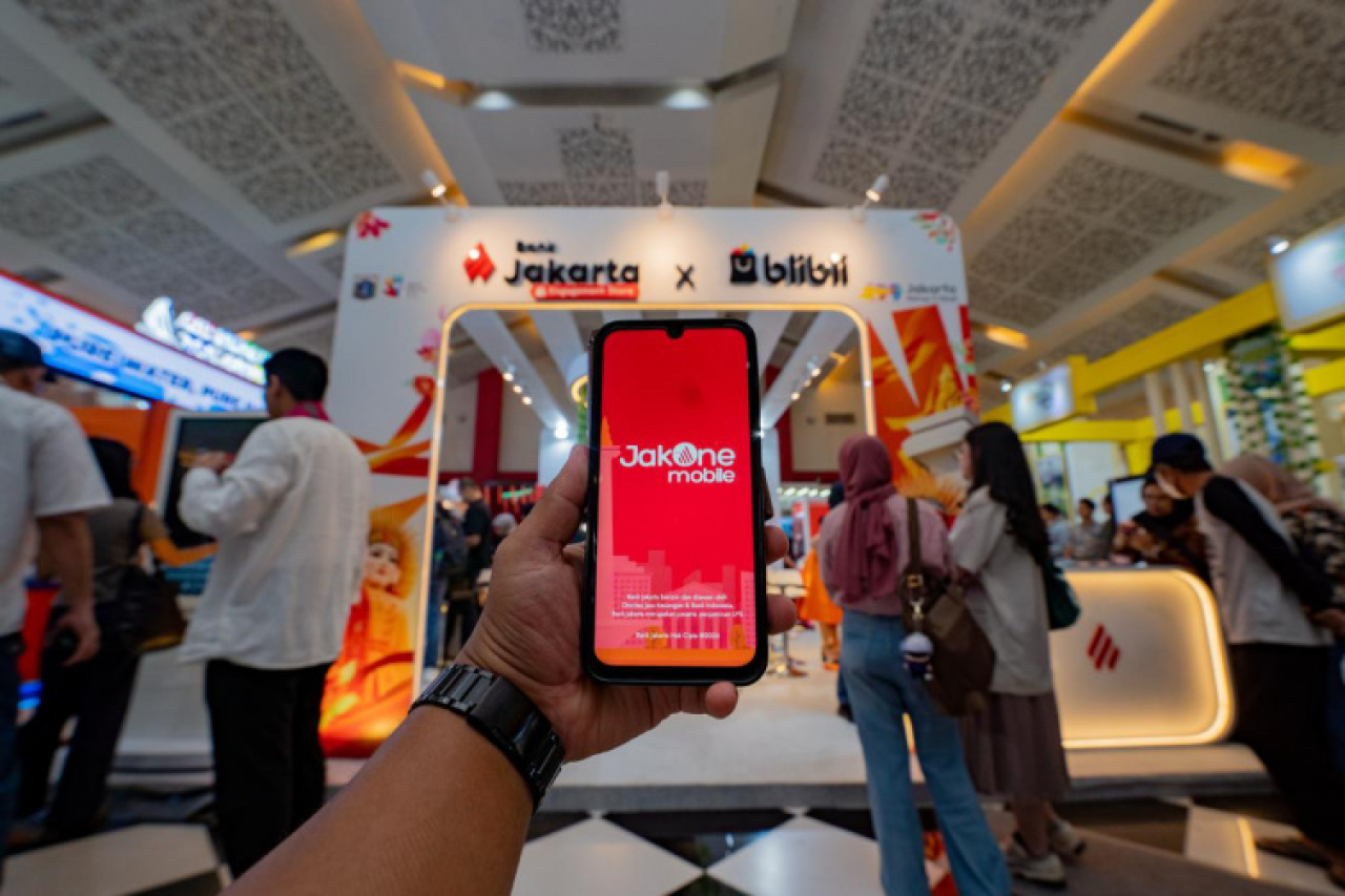 Aplikasi JakOne Mobile sebagai alat pembayaran utama di berbagai tenant.