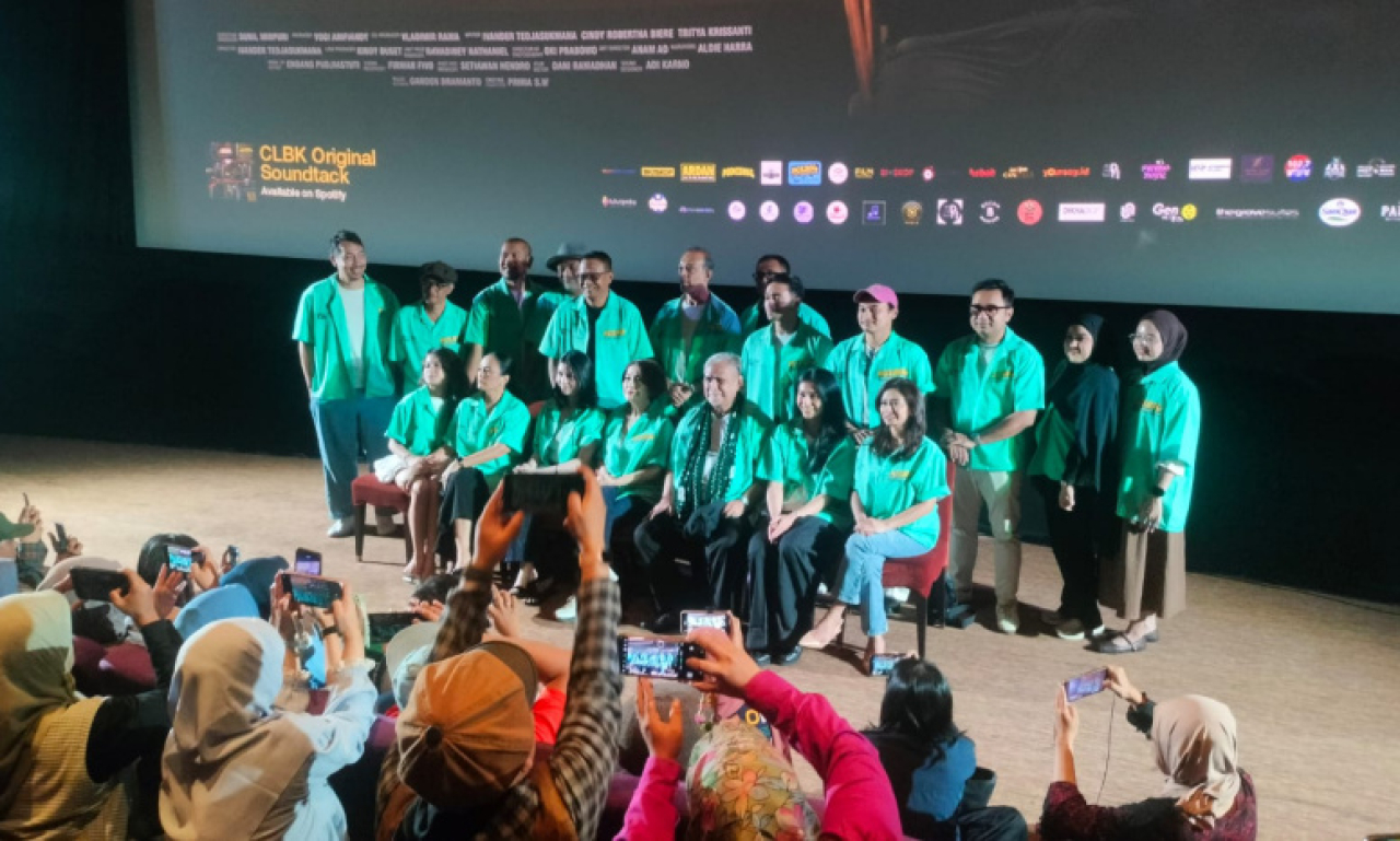 Film yang akan tayang mulai 2 Juli 2026 ini bercerita tentang Abi dan Sita, dua sosok yang dipertemukan kembali setelah lebih dari 50 tahun berpisah.