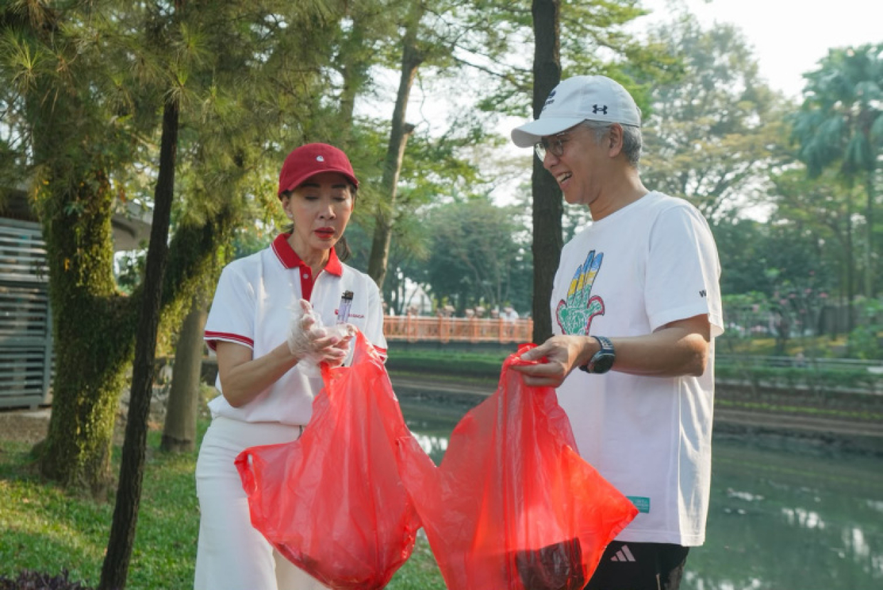 Direktur Compliance, Corporate Affairs & Legal CIMB Niaga, Fransiska Oei (kiri) menyebut kegiatan ini sebagai cara perusahaan menghadirkan nilai kemanusiaan. Foto ist