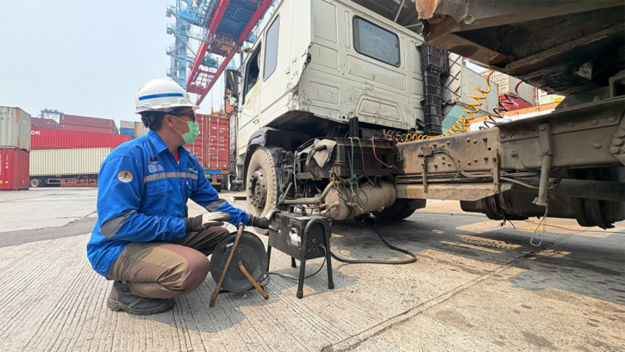 PT IPC Terminal Petikemas (IPC TPK) menggelar uji emisi gratis bagi truk peti kemas di Pelabuhan Tanjung Priok.