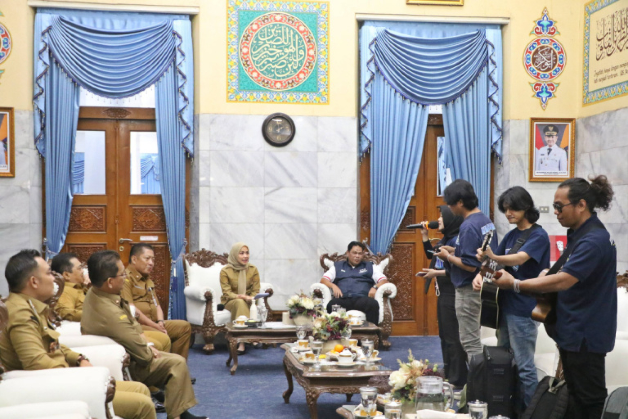 Kreativitas adalah jalan kami untuk meraih masa depan,” pungkas Iyan.