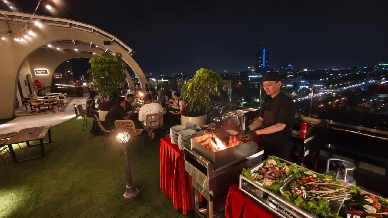 EXCOTEL Design Hotel Surabaya menghadirkan Sunset Chill & Grill, pengalaman BBQ, live music, dan panorama 360 derajat setiap akhir pekan. Foto/RLD